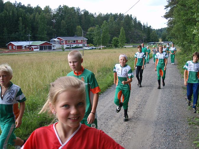 Metsaan - leiripaikka taustalla.jpg